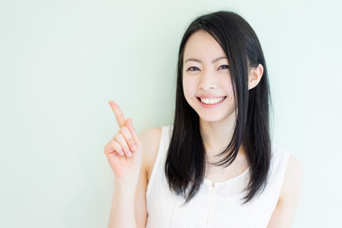 指さし女性